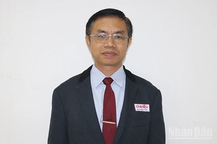 Đồng chí Syvanh Homxaiyaded, quyền Tổng Biên tập báo Pasaxon (Tiếng nói của Trung ương Đảng Nhân dân Cách mạng Lào). (Ảnh: TRỊNH DŨNG)