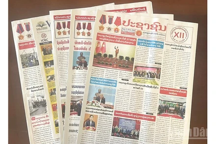 Trang nhất các tờ báo lớn của Lào đều đăng trang trọng các tin, bài về Đại hội lần thứ XIV của Đảng Cộng sản Việt Nam. (Ảnh: DUY TOÀN)