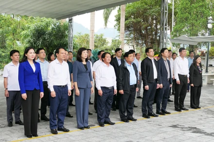 Phó Thủ tướng Nguyễn Chí Dũng đến dâng hương, dâng hoa tại Nghĩa trang Liệt sĩ Vị Xuyên, tỉnh Tuyên Quang.