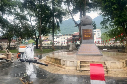 Ngay sau mưa lũ, ngành y tế tỉnh Tuyên Quang tập trung tiêu độc, khử trùng tại nơi công cộng tại phường Hà Giang 1. 