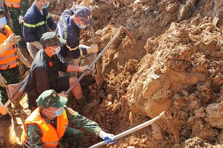 Các lực lượng chức năng tỉnh Tuyên Quang khẩn trương tìm kiếm nạn nhân mất tích trong vụ sạt lở đất tại xã Lũng Cú.