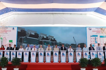 Các đại biểu thực hiện nghi thức khởi động dự án Nhà máy điện rác công suất 24MW.