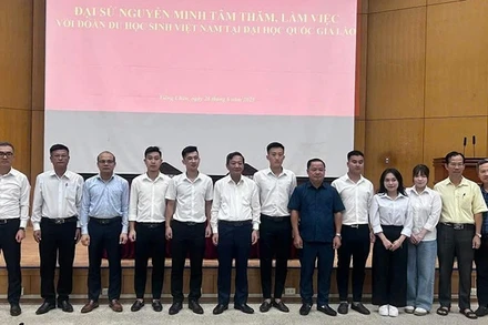 Đại sứ Nguyễn Minh Tâm chụp ảnh lưu niệm cùng đại diện Đoàn du học sinh Việt Nam tại Lào. (Ảnh: Cộng tác viên)