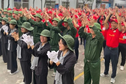 Hơn 1.300 công nhân lao động của Công ty Trách nhiệm hữu hạn Kỹ nghệ cửa Ý-Á Châu tham gia các hoạt động hướng đến kỷ niệm 80 năm Cách mạng Tháng Tám và Quốc khánh 2/9.