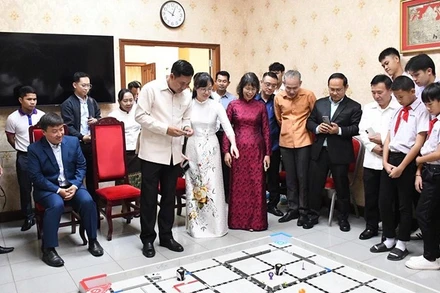 Các đại biểu xem trình diễn robotics tại hội thảo. (Ảnh: Cộng tác viên)