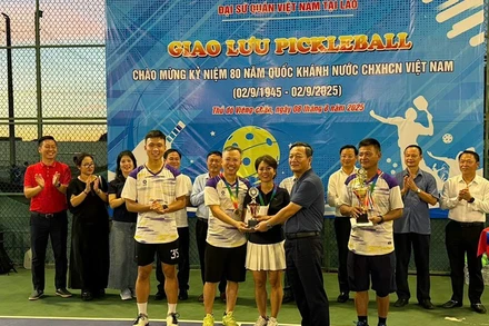 Đại sứ Việt Nam tại Lào Nguyễn Minh Tâm trao Giải Nhất cho các vận động viên. (Ảnh: HẢI TIẾN)