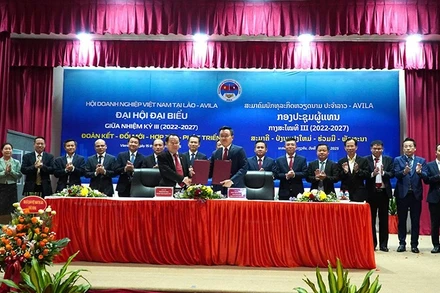 Ký kết thỏa thuận hợp tác giữa Công ty Star Telecom và Hội doanh nghiệp Việt Nam tại Lào. (Ảnh: HẢI TIẾN)