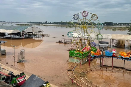 Mực nước sông Mekong dâng cao tại một đoạn chảy qua thủ đô Vientiane. (Ảnh: HẢI TIẾN)