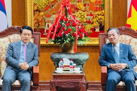 Phó Thủ tướng Chính phủ Lào Saleumxay Kommasith tới thăm và chúc mừng Đại sứ quán Việt Nam tại Lào. (Ảnh: Cộng tác viên)