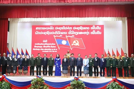 Các đại biểu chụp ảnh lưu niệm tại buổi lễ. (Ảnh: TRỊNH DŨNG)