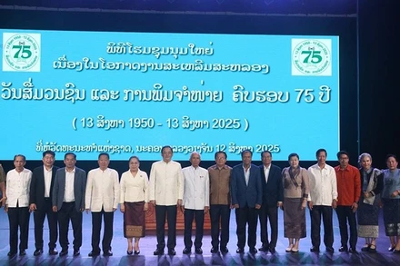 Thủ tướng Lào Sonexay Siphandone và các đại biểu tại lễ mít-tinh. (Ảnh: Báo Pasaxon)