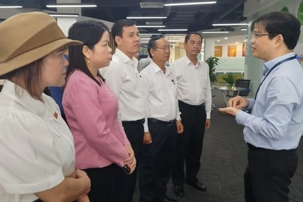 Tiến sĩ Ngô Minh Đức, Hiệu trưởng Trường Đại học Quốc tế Miền Đông (bên phải) giới thiệu Hệ sinh thái Đổi mới sáng tạo tại trường với các Đại biểu Quốc hội Thành phố Hồ Chí Minh.