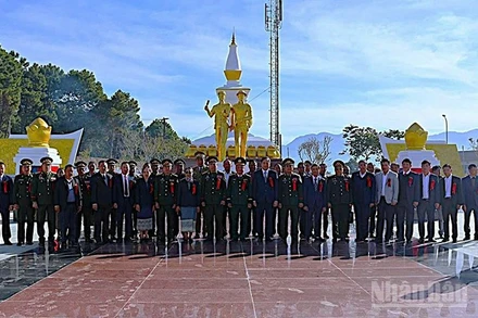 Đài tưởng niệm Liên minh chiến đấu Lào-Việt Nam được xây dựng tại khu vực trung tâm tỉnh Xaysomboun. (Ảnh: DUY TOÀN)