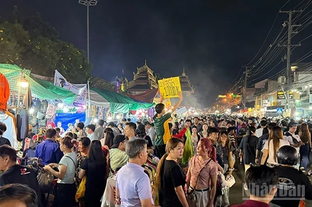 Người dân thủ đô Vientiane nô nức mua sắm tại Lễ hội That Luang năm 2025. (Ảnh: TRỊNH DŨNG)