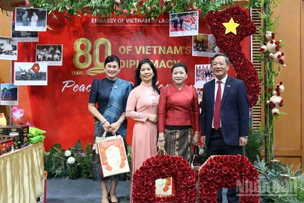 Đại sứ Nguyễn Minh Tâm cùng phu nhân với bạn bè quốc tế tại gian trưng bày của Việt Nam. (Ảnh: DUY TOÀN)