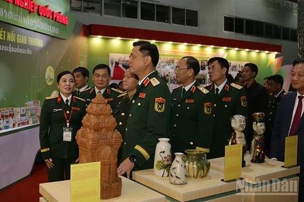 Các đại biểu tham quan các gian hàng tại hội chợ. (Ảnh: DUY TOÀN)