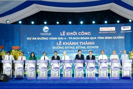 Các đại biểu thực hiện nghi thức khởi công và khánh thành các dự án. 