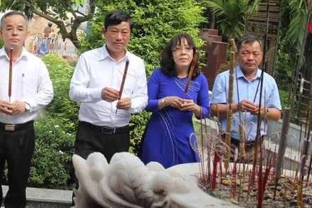 Chủ tịch Hội đồng nhân dân Thành phố Hồ Chí Minh Võ Văn Minh và đoàn công tác dâng hương tại Bia tưởng niệm Liệt sĩ suối Mạch Máng.