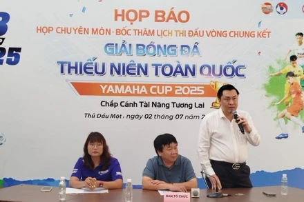 Phó Giám đốc Sở Văn hóa và Thể thao Thành phố Hồ Chí Minh Cao Văn Chóng trả lời các câu hỏi của báo chí tại buổi họp báo.