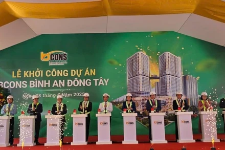 Các đại biểu thực hiện nghi thức khởi công dự án Bcons Bình An-Đông Tây. 