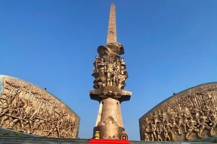 Tượng đài trung tâm Khu tưởng niệm Chiến khu D.