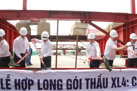 Các đại biểu thực hiện nghi thức hợp long cầu Bình Gởi.