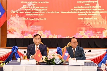 Thượng tướng Nguyễn Văn Long và Thượng tướng Khamkinh Phuilamanivong đồng chủ trì hội nghị. (Ảnh: DUY TOÀN)