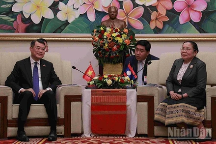 Đồng chí Lê Minh Hưng trao đổi với Trưởng Ban Tổ chức Trung ương Đảng Nhân dân Cách mạng Lào. (Ảnh: DUY TOÀN)