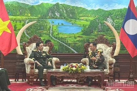 Đại tướng Phan Văn Giang và Thượng tướng Khamliang Outhakaysone. (Ảnh: TRỊNH DŨNG)