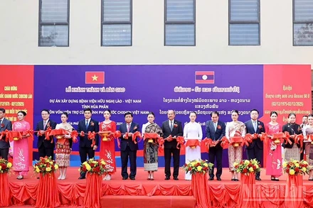 Các đại biểu cắt băng khánh thành công trình Bệnh viện Hữu Nghị Lào-Việt Nam tỉnh Houaphanh. (Ảnh: DUY TOÀN)