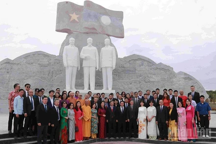 Đoàn chụp ảnh lưu niệm trước tượng đài Chủ tịch Hồ Chí Minh, Chủ tịch Kaysone Phomvihane, Chủ tịch Souphanouvong tại Công viên Hữu nghị Lào-Việt Nam ở thủ đô Vientiane. (Ảnh: DUY TOÀN)