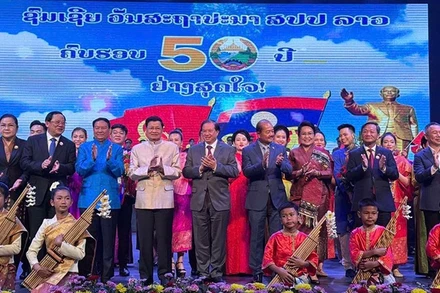 Lãnh đạo Đảng, Nhà nước Lào và Đại sứ Nguyễn Minh Tâm dự chương trình. (Ảnh: DUY TOÀN)