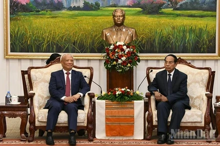 Đồng chí Bounthong Chitmany (bìa phải) tiếp đồng chí Uông Chu Lưu, Chủ tịch Ủy ban Hòa bình Việt Nam. (Ảnh: DUY TOÀN)