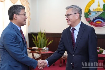 Thứ trưởng Thường trực Ngoại giao Nguyễn Minh Vũ và Bộ trưởng Ngoại giao Lào Thongsavanh Phomvihane. (Ảnh: DUY TOÀN)