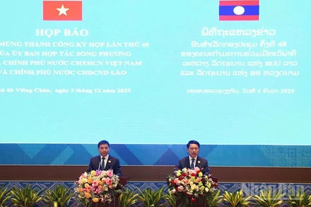 Phó Thủ tướng Lào Saleumxay Kommasith và Bộ trưởng Tài chính Việt Nam Nguyễn Văn Thắng đồng chủ trì họp báo. (Ảnh: TRỊNH DŨNG)