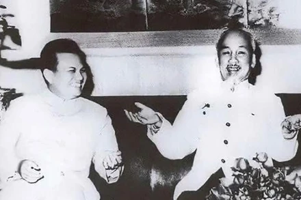 Chủ tịch Hồ Chí Minh với Chủ tịch Kaysone Phomvihane. (Ảnh tư liệu)