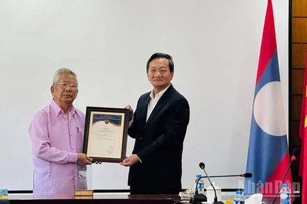 Đại sứ Nguyễn Minh Tâm trao Giải thưởng toàn quốc về Thông tin đối ngoại lần thứ XI-năm 2025 cho Nghệ sĩ quốc gia Lào, nhạc sĩ Duoangmixay Likaya. (Ảnh: DUY TOÀN)