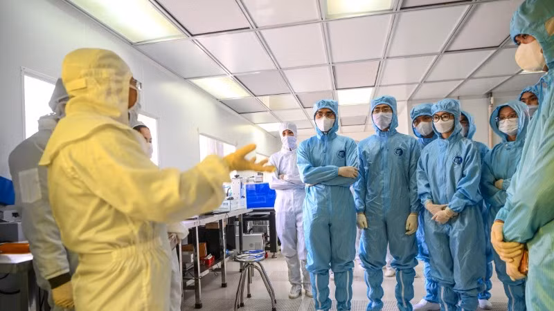 Các nghiên cứu sinh tại Trung tâm Nano và Năng lượng, trường Đại học Khoa học Tự nhiên, Đại học Quốc gia Hà Nội, nơi đào tạo và nghiên cứu về bán dẫn.