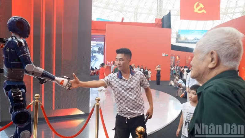 Trong không gian Triển lãm 95 năm Cờ Đảng soi đường do Báo Nhân Dân thực hiện tại Trung tâm Triển lãm quốc gia (Đông Anh, Hà Nội), nhiều người thích thú khi tương tác với robot được tích hợp AI để nhận diện khuôn mặt, giọng nói và phản hồi linh hoạt.