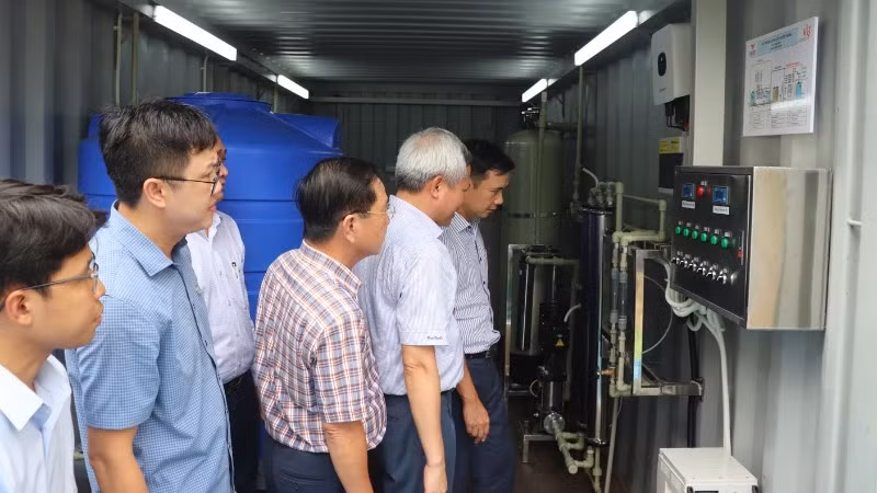 Đoàn Bộ Khoa học và Công nghệ kiểm tra hệ thống lọc nước tại Vĩnh Long.