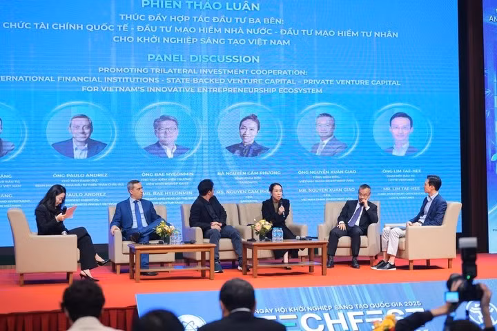 Các diễn giả tại Phiên thảo luận với chủ đề "Thúc đẩy hợp tác ba bên: Tổ chức tài chính quốc tế - Đầu tư mạo hiểm Nhà nước - Đầu tư mạo hiểm tư nhân cho khởi nghiệp sáng tạo Việt Nam".
