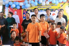TS. Trần Doãn Tiến, Tổng Biên tập Tạp chí Sức khỏe trẻ em và ông Trần Trung Kiên, Chủ tịch UBND phường Chí Linh trao tặng quà Trung thu cho các cháu thiếu nhi tại Trung tâm Hy vọng.