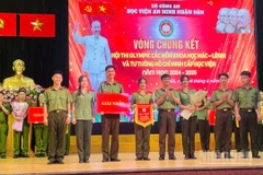 Thượng tá Nguyễn Hồng Thái, Phó Giám đốc Học viện An ninh nhân dân trao giải Nhất hội thi cho đội Chuyên khoa 2. (Ảnh: PHẠM CƯỜNG)