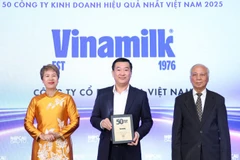 Đại diện Vinamilk - ông Đỗ Thanh Tuấn, Giám đốc Đối ngoại nhận vinh danh Top 50 Công ty kinh doanh hiệu quả nhất Việt Nam 2025. (Ảnh: Nguyễn Hoàng)