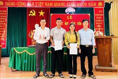 Quần chúng ưu tú Kha Văn Tú và Lương Thị Kim trong Lễ kết nạp Đảng vào tháng 5/2025. (Ảnh: Đoàn xã thị trấn Thạch Giám)