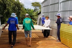 Tổ xây nhà từ thiện của tín đồ Phật giáo Hòa Hảo tỉnh An Giang tích cực giúp đỡ người dân trong vùng. (Ảnh: Ban Tôn giáo Chính phủ)