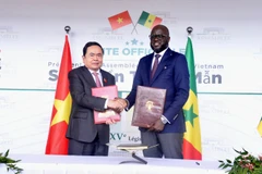 Chủ tịch Quốc hội Trần Thanh Mẫn và Chủ tịch Quốc hội Senegal El Malick Ndiaye trao bản ký kết hợp tác giữa hai Quốc hội Việt Nam và Senegal.