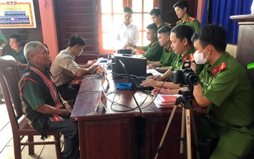 Công an xã Hòa Bắc tăng ca làm căn cước công dân cho đồng bào dân tộc Cơ Tu.