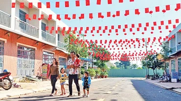 Khu nhà ở xã hội tại phường Bảo Vinh, thành phố Long Khánh (tỉnh Đồng Nai) được trang trí để đón Tết Nguyên đán Ất Tỵ.