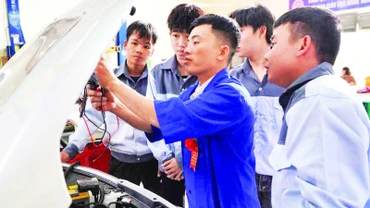 Lớp dạy kỹ thuật sửa chữa ô-tô tại Trường cao đẳng Kon Tum.